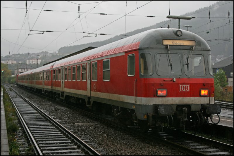 RB91 (39161)  RUHR-SIEG-BAHN  nach Siegen steht am 29.09.07 in Plettenberg und wartet auf die Weiterfahrt. Der Steuerwagen trgt noch einen groen  DB-KEKS .
