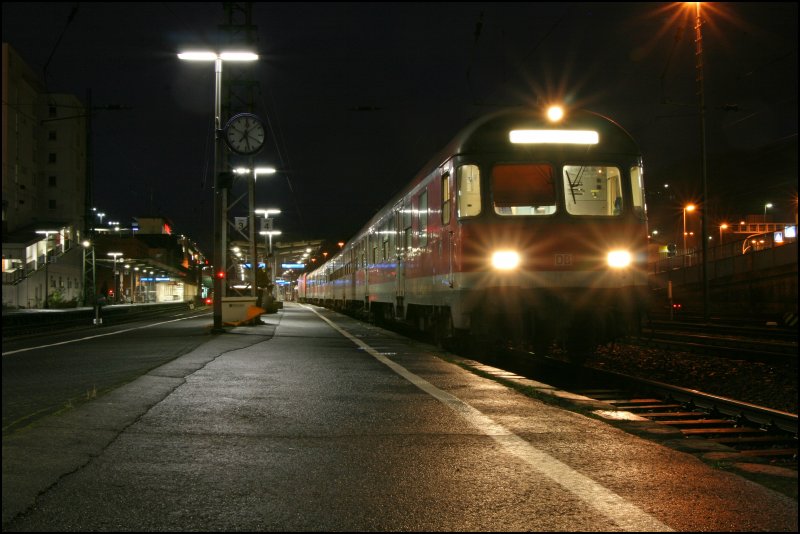 RB91 (RB 39158)  RUHR-SIEG-BAHN  steht am Morgen des 08.12.07 in Siegen zur Abfahrt nach Hagen Hauptbahnhof bereit.