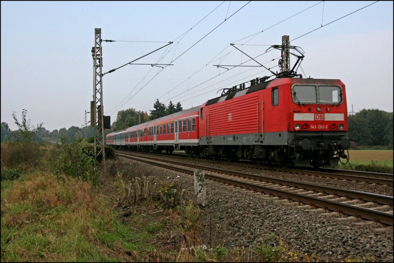 RB91 (RB 39168)  Ruhr-Sieg-Bahn , geschoben von der Dortmunder 143 282, strebt Hagen entgegen. (10.10.2007)
