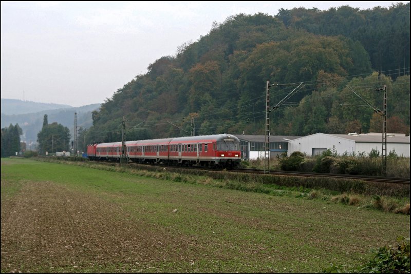 RB91 (RB 39170)  Ruhr-Sieg-Bahn  fhrt am Mittag des 10.10.2007 bei Hohenlimburg dem Ziel Hagen Hbf entgegen.