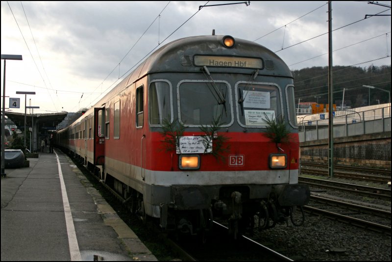 RB91 (RB 39172)  RUHR-SIEG-BAHN  steht Geschmckt auf Gleis 4 zur letzten Abfahrt bei Tageslicht bereit. Damit endet eine ra auf der Ruhr-Sieg-Strecke. (08.12.07)