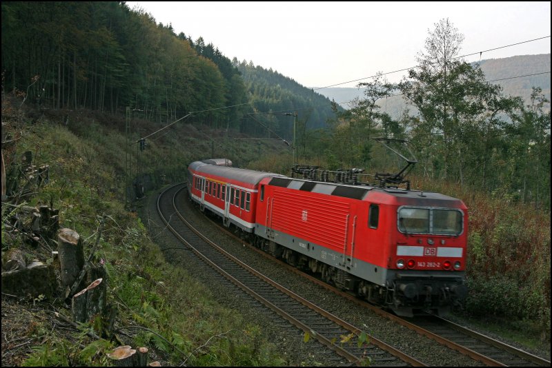 RB91 (RB 39174)  RUHR-SIEG-BAHN  geschoben von der 143 282 nach Hagen wird gleich den Bahnhof Plettenberg erreichen. (08.10.07)
