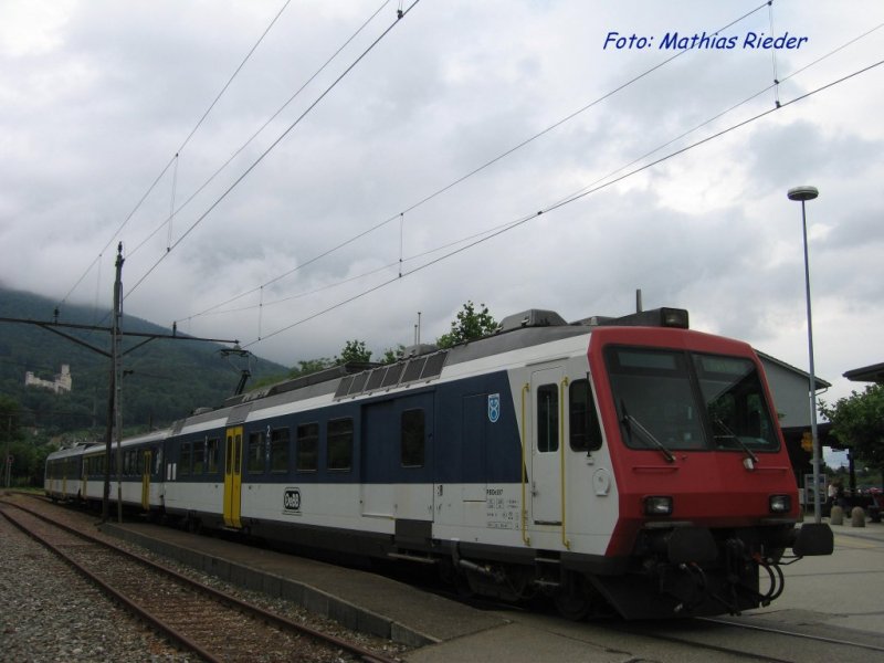 RBDe 207  Balsthal  wartet in Oensingen die Anschlsse der SBB- Zge ab am 12.07.08 in Oensingen