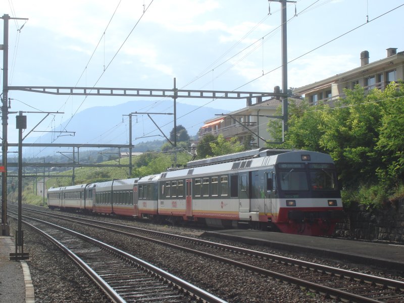 RBDe 317 der trn bei der Einfahrt in Auvernier am 26.08.2007