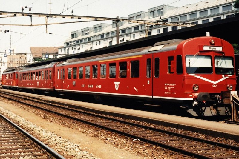 RBDe 4/4 252 und Abt 952 mit Regionalzug Thun-Walkringen auf Bahnhof Thun am 21-07-1995. Bild und scan: Date Jan de Vries.