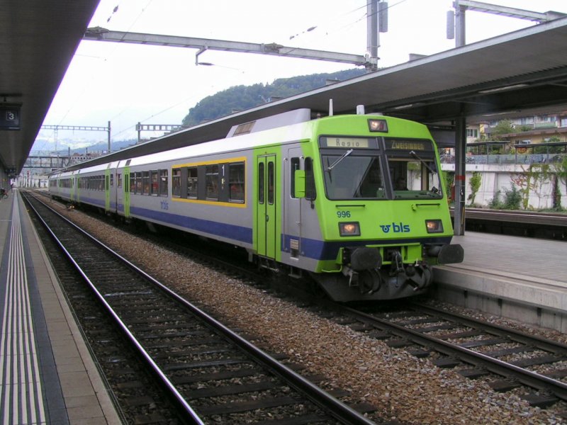 RBDe 4/4 als Regio der BLS in Richtung Zweisimmen im Bahnhof von Spiez. 03.08.07