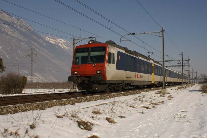 RBDe 560 020-0 nhert sich mit dem Regio 4038 der Station Charrat-Fully, am 31.1.09.