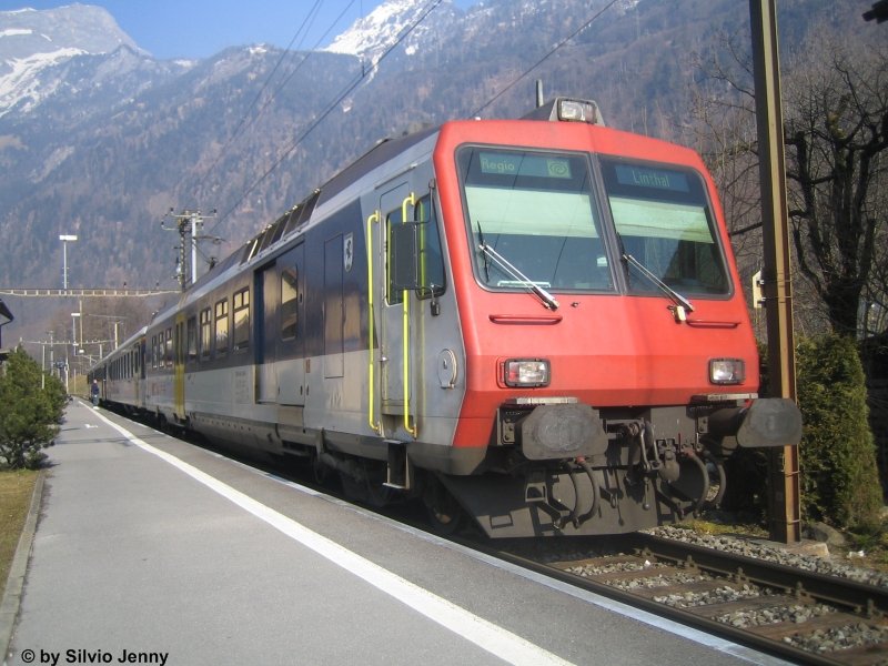 RBDe 560 039-0 ''Steinhausen'' als Regio 7749 nach Linthal in Mitldi am 16.2.08