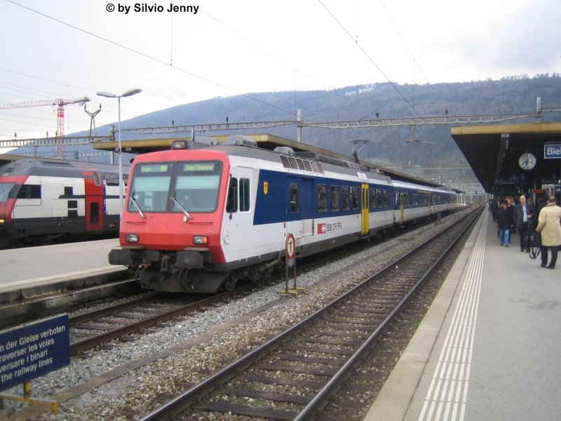RBDe 560 050-7 ''La Neuveville'' hat am 23.4.08 mit einem Regio soeben Biel/Bienne erreicht.