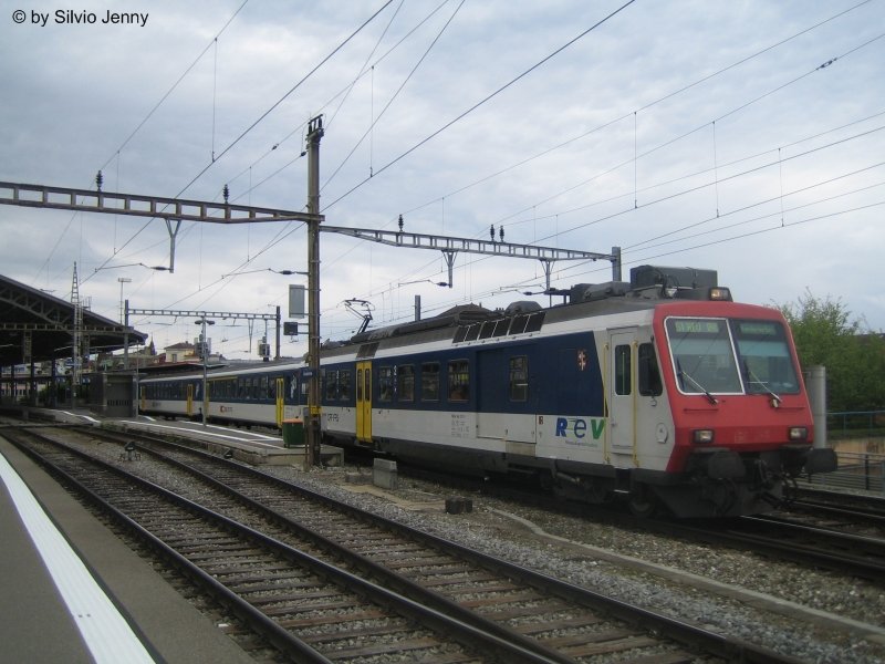 RBDe 560 072-1 ''Vernayaz'' verlsst Lausanne am 23.4.08 als S1 nach Yverdon-les-Bains. Dieser NPZ ist mit einer Versuchsklimaanlage, auch ''Blechsarg'' genannt, ausgerstet. Diese KA wurde nachtrglich eingebaut, da die bisherigen Gerte die auf den RBDe 560 100-132, RBDe 561 und den RBDe 562 nicht mehr verfgbar waren.