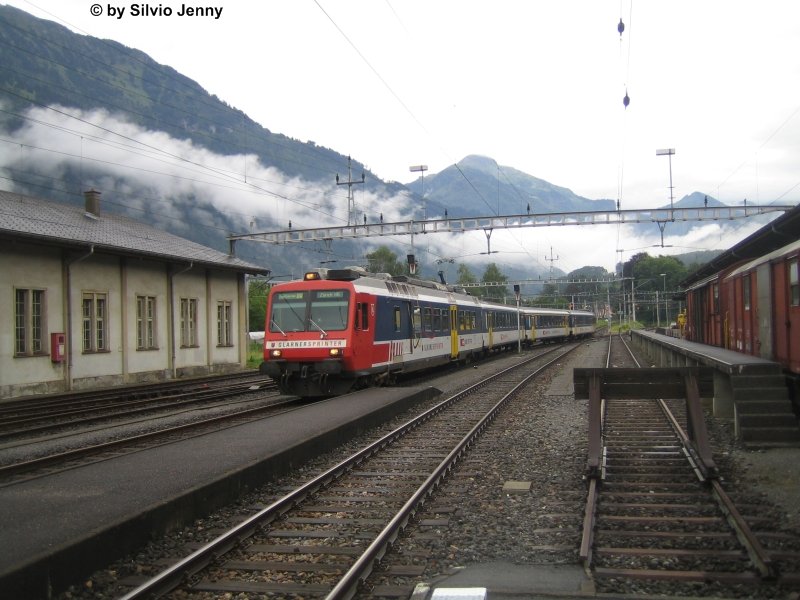 RBDe 560 120-8 ''Netstal'' erreicht am 13.8.08 mit einem RE ''Glarner Sprinter'' den Kantonshauptort Glarus. Nicht mehr lange wird der GS in diesem Outfit unterwegs sein. Denn die Glarner Sprinter werden zu den ersten gehren, die die umgebauten NPZ Domino erhalten werden.