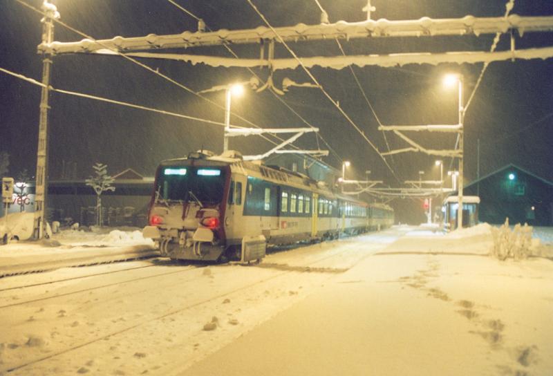 RBDe 560 als S8 Olten - Luzern am spten Abend des 4. Mrz 2006 whrend gewaltigem Schneegestber bei ihrem Halt in Reiden.