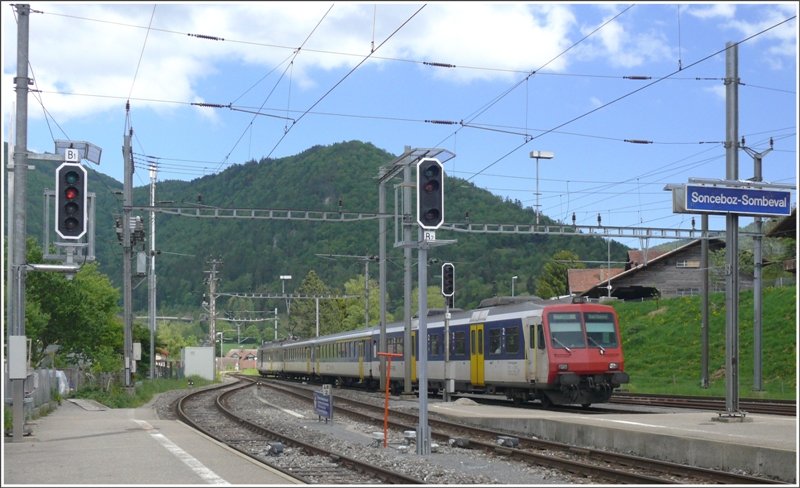 RBDe 560 aus Biel/Bienne nach La Chaux-de-Fonds fhrt in Sonceboz-Sombeval ein. (16.05.2009)