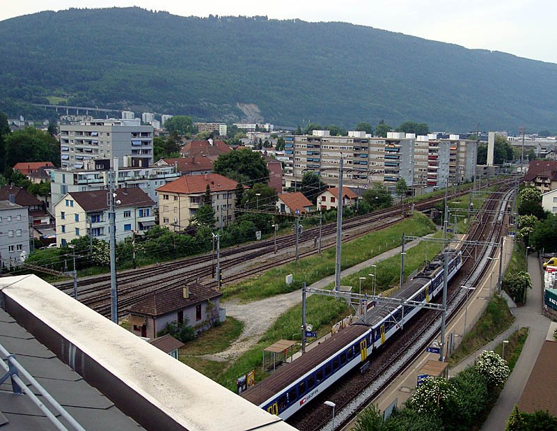 RBDe 560 bei Haltestelle Biel Mett. Links davon RB Biel Ost. Infolge Dachumbau konnte nicht mehr dieselbe Perspektive erreicht werden wie bei Bild 296051 mit Krokodil, 23. Mai 2009, 20:20