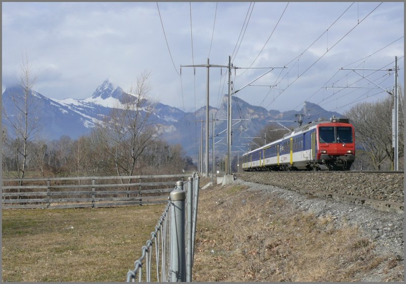 RBDe 560 mit Regio von Ziegelbrcke nhert sich Landquart. Im Hintergrund Gonzen, Gauschla und Regitzer Spitz. (21.02.2008)