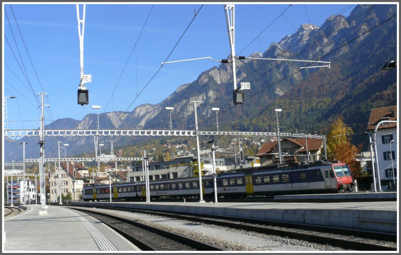 RBDe 560 NPZ bei der Einfahrt in Chur. Im Hintergrund der Montalin 2266m/.M. (01.11.2007)
