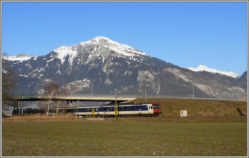 RBDe 560 NPZ bei Landquart auf dem Weg nach Chur. Der Vilan 2375 thront in der Mitte des Tals und von weit hinten grsst die Schesaplana 2964m. (28.12.2007)