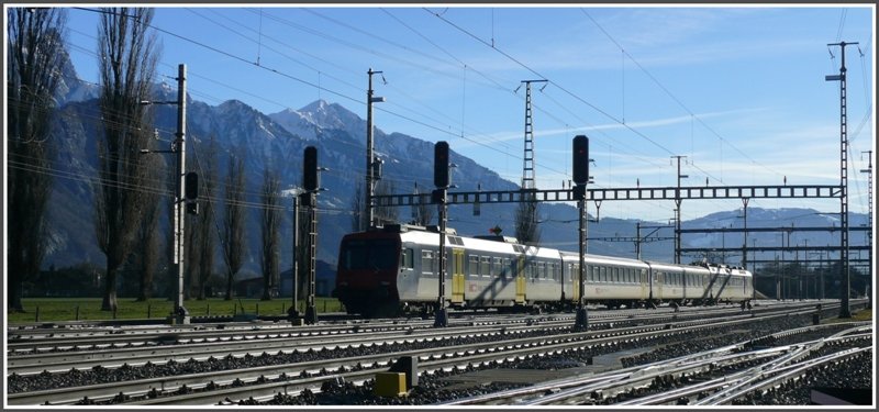 RBDe 560 NPZ R7835 fhrt nach Chur. Im Hintergrund der Vilan. (24.12.2008)