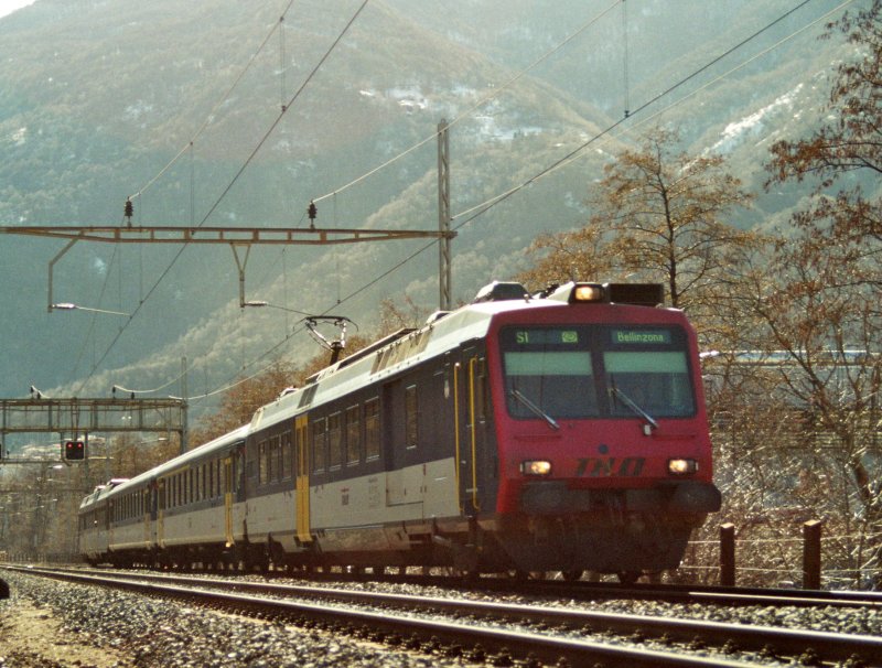 RBDe 560-NPZ  TILO  als S1 nach Bellinzona im Februar 2005 bei Mezzovico.