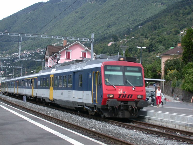 RBDe 560 Pendelzug der S2 Locarno-Bellinzona in Tenero. (05.08.2006) TILO (Treni Regionali Ticino Lombardia) ist ein Tochterunternehmen von SBB und TrenItalia und besorgt den Regionalverkehr zwischen dem Tessin und Luino/Milano.