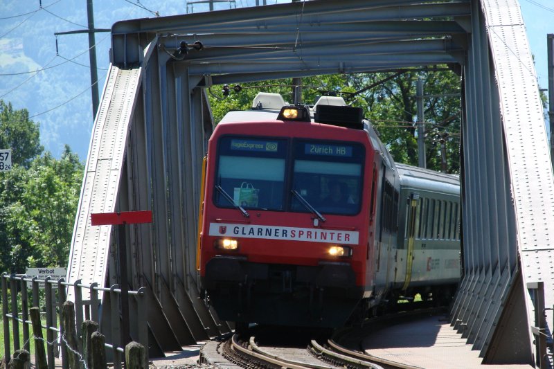 Rbde 560120-8  Netstal  mit dem RE 3974 (GlarnerSprinter) Schwanden-Zrich HB am 25.07.2007 bei der Einfahrt in den Bahnhof Ziegelbrcke
