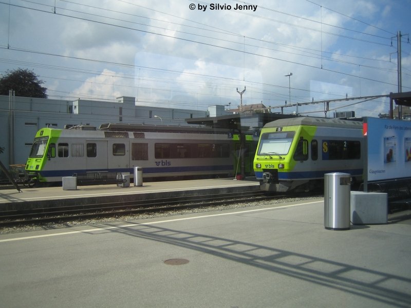 RBDe 565 734-1 ''Ins/Anet'' als S3 und NINA RABe 525 001-4 ''Thiele/Zihl'' als S1 in Thun.