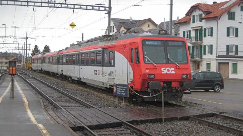 RBDe 566 077-4 steht abgestellt in Samstagern, 29. Mrz 2009.