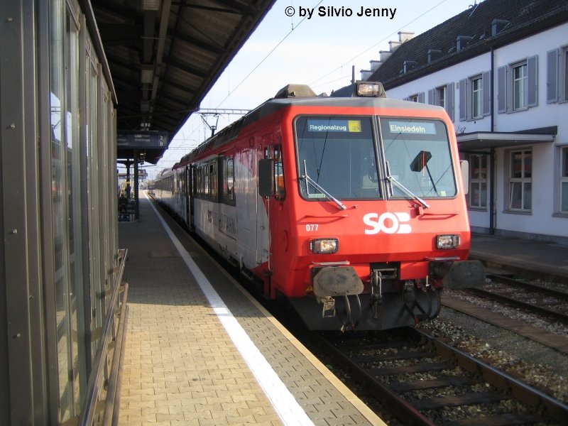 RBDe 566 077 ''Bezirk Schwyz'' am 10.11.06 mit Regio in Pfffikon SZ.