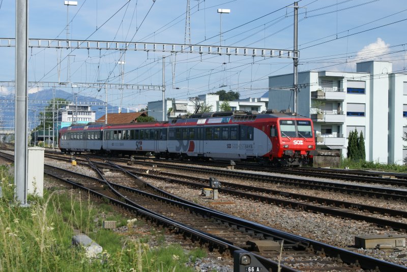 RBDe 566 079-0 befindet sich am 5.7.08 in Pfffikon und fhrt als S 40 nach Rapperswil. 