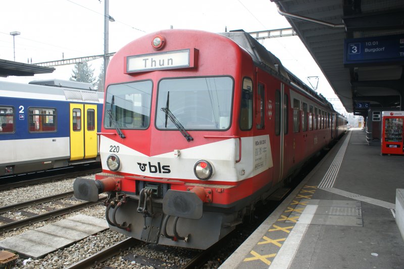 RBDe 566 220 als Re nach Thun. Aufgenommen am 04.02.2009 im Bahnhof Solothurn.