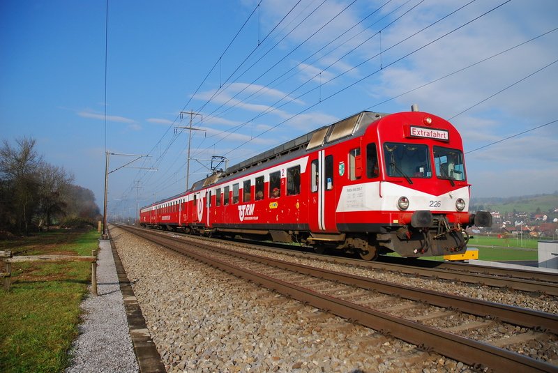 RBDe 566 226-7. Da staunt und freut sich der Fotograf, wenn unverhofft ein Extrazug des Reginalverkehrs Mittelland im Fricktal (Kanton Aargau) auftaucht. Wo mag die Reise am 1. Advent wohl hingehen ? 3.12.2006
