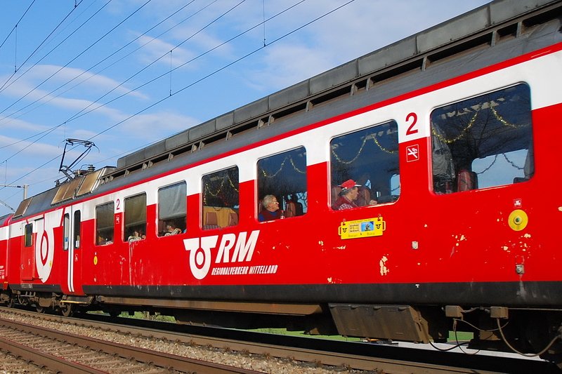 RBDe 566 226-7. Ein geschmckter Extrazug des Regionalverkehrs Mittelland am 1. Advent auf der Strecke zwischen Eiken und Frick im Kanton Aargau. Hoffentlich wird das noch eine vergngliche Reise. 3.12.2006