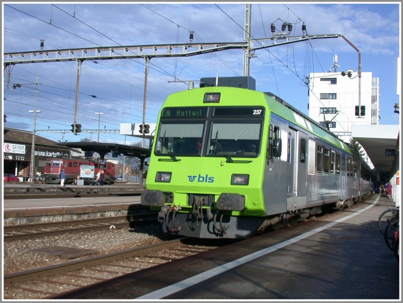 RBDe 566 237-4 Pendelzug in neuer Lackierung wartet in Langenthal auf die Abfahrt nach Huttwil. (05.12.2006)