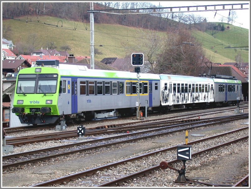 RBDe 566 237-4 Triebzug der BLS/RM in Huttwil. (05.12.2006)