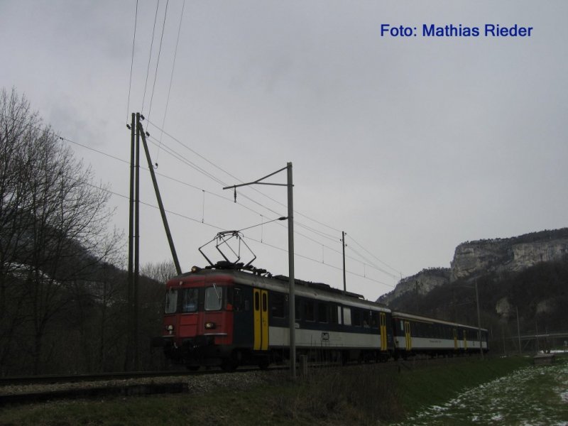 RBe 205 mit AB 505 und Bt 905 auf dem Weg nach Oensingen, am 24.03.08 bei Oensingen