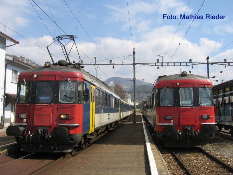 RBe 205 mit Pendel (links) rechts RBe 206 Abgestellt am 5.April 08 in Balsthal
