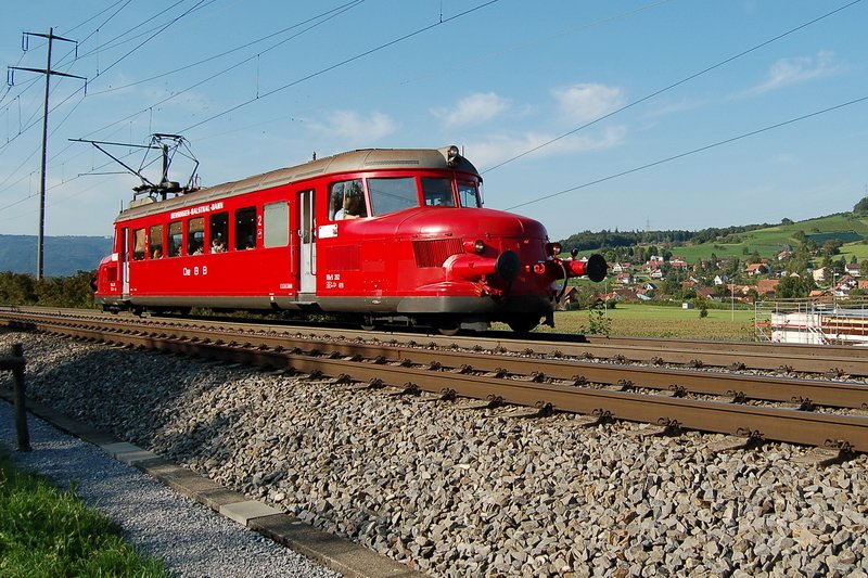 RBe 2/4 202. Das nennt man Fotografenglck. Unverhofft taucht der  Rote Pfeil  der OeBB im Fricktal (Aargau) auf. Wo will er nur hin ? Es ist Samstag, der 9.September 2006 um 17:00 Uhr. Geht die Reise vielleicht nach Zrich zu einem Nachtbummel ?