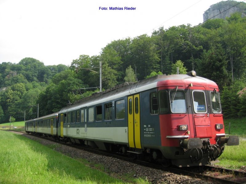 RBe 4/4 206 ehm. SBB 540 0 74-2 bewegt am 09.06.07 den Pendel der OeBB von Balsthal nach Oensingen die Foto entstand kurz vor Oensingen