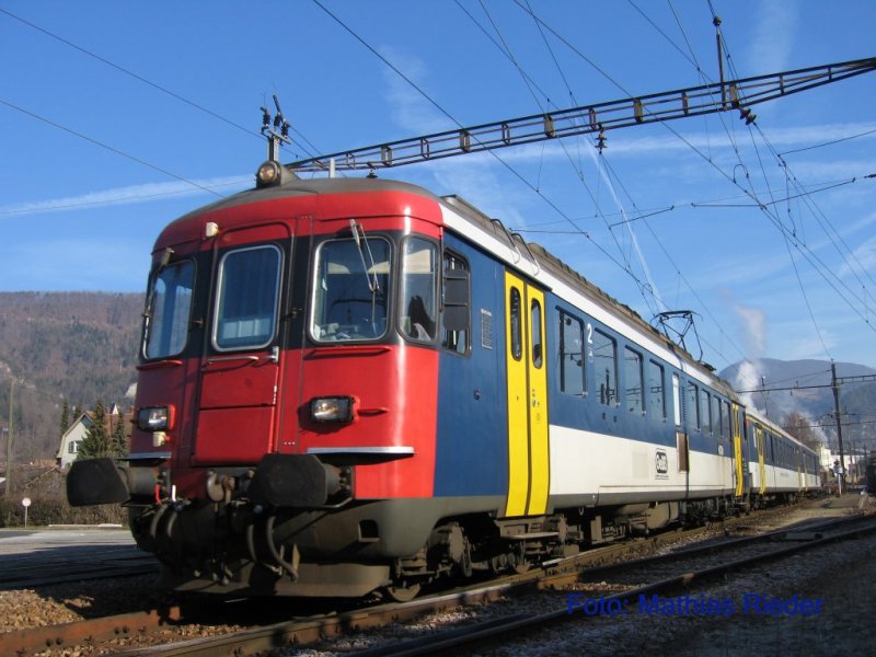 RBe 4/4 206 mit AB 505 und BDt 905 bei der Ausfahrt in Balsthal am 10. Feb. 08
