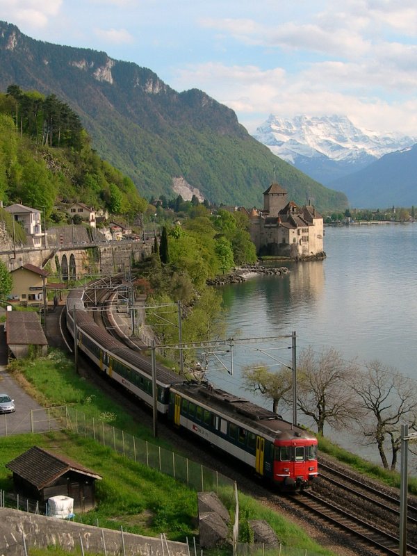 RBe 4/4 mit RE 2739 bem Château de Chillon am 2. Mai 2008.
 