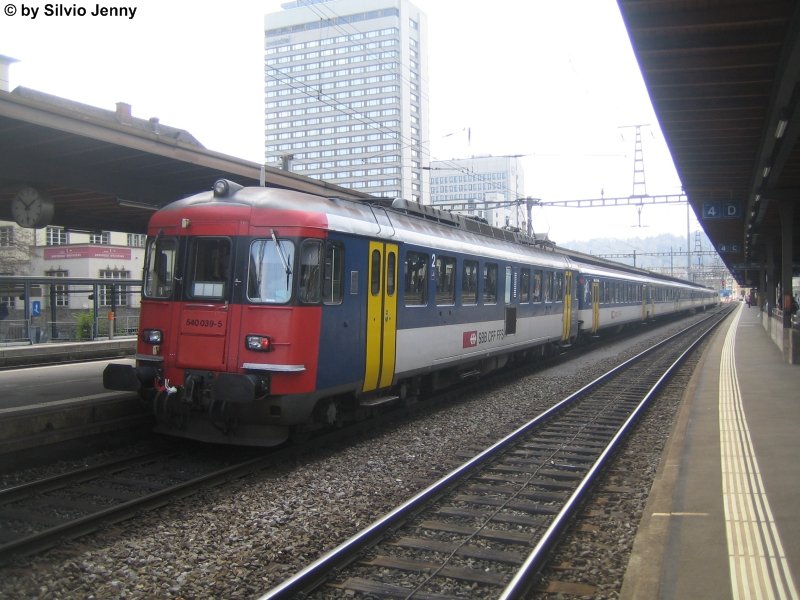 RBe 540 039-5 mit einem Ersatzzug fr einen IR nach Luzern am 24.4.08 in Zrich Oerlikon