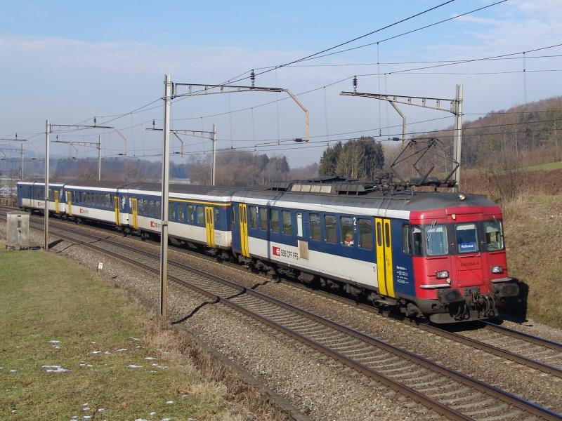 RBe 540 054-4 am 8.2.05 kurz nach der Reussbrcke zwischen Oberrti und Rotkreuz


