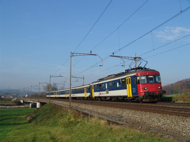 RBe 540 075-9 am 27.11.04 auf der Reussbrcke zwischen Oberrti und Rotkreuz