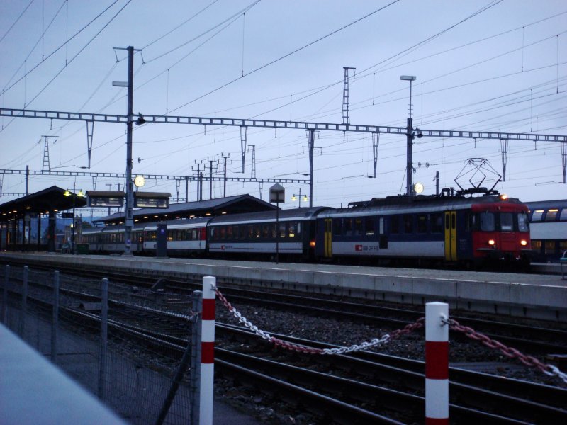 RBe 540 mit IC 10759 am Morgen des 30.9.2007 beim Halt in Pfffikon SZ.