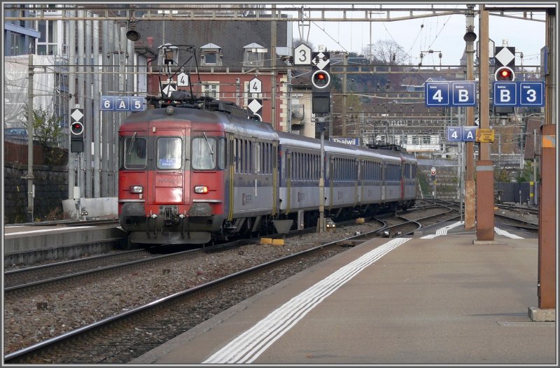 RBe 540 Sandwich-Pendel der S24 in Thalwil. (13.11.2007)
