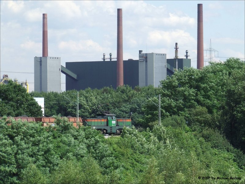 RBH 001 (Henschel E1200 Bj.1976) bei der abraumverladung der Zeche Prosper in Bottrop. Im hintergrund sind die Anlagen der Kokerei Prosper. 28.6.2007