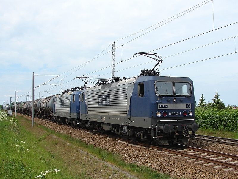 RBH 102 (ex. DB 143 069) und 105 (ex. DB 143 286) bei einem Zwischenstopp im der Ausweichstelle Stralsund-Langendorf. (24.05.09)