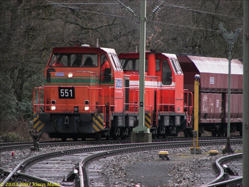 RBH 551 und 552 (beide MaK DE501) warten in RE-Hochlarmark auf Ihre Abfahrfreigabe. 20.03.2007