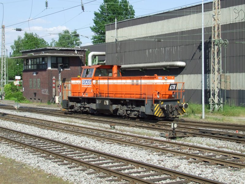 RBH 678 (Mak G1204BB Bj. 1983) rangiert im RBH bergabebahnhof in Gladbeck 3.5.07
