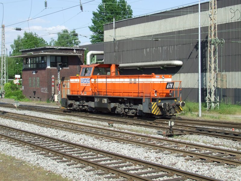 RBH 678 (Mak G1204BB Bj. 1983) rangiert im RBH bergabebahnhof in Gladbeck 3.5.07